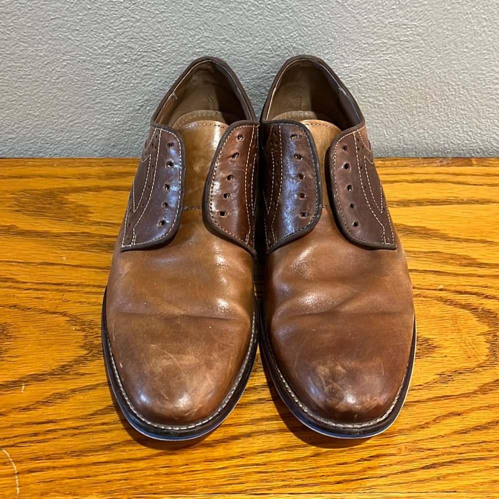 Men’s Johnston and Murphy brown saddle shoe.